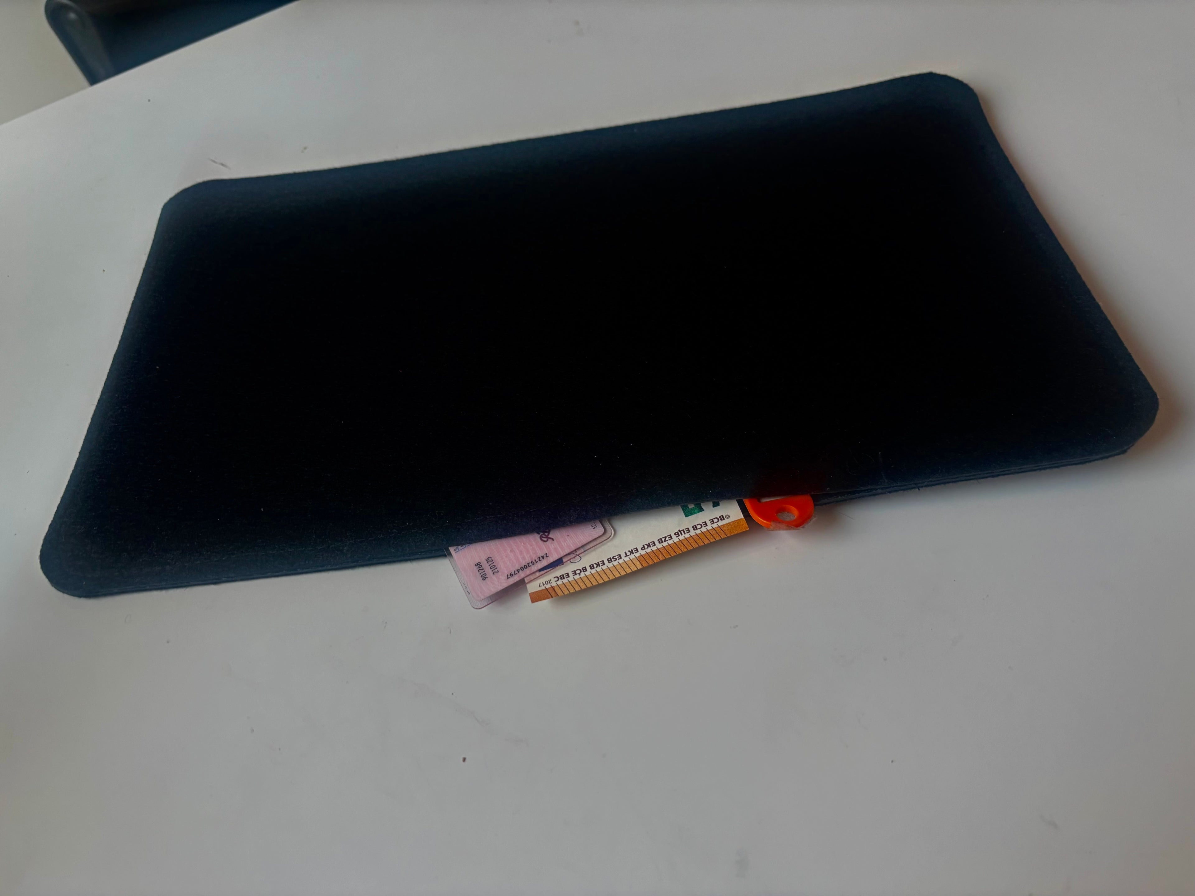 Tapis cachette voiture - espace de rangement discret sous le tapis de sol